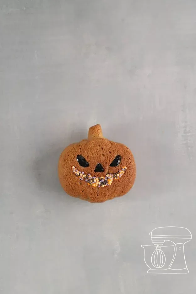 Mini pumpkin cakes decorated with mini pearls