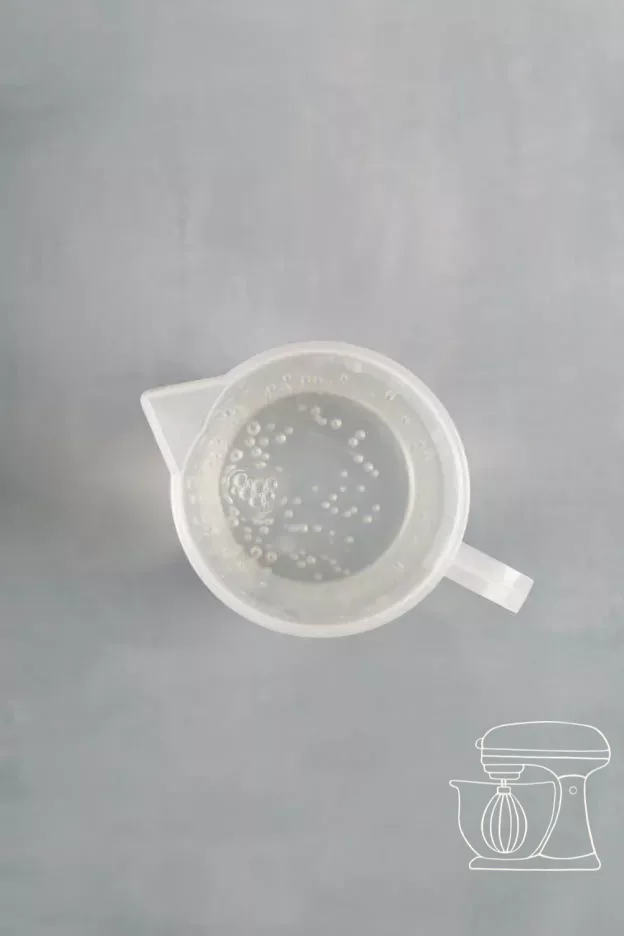 Gélatine dans l'eau froide