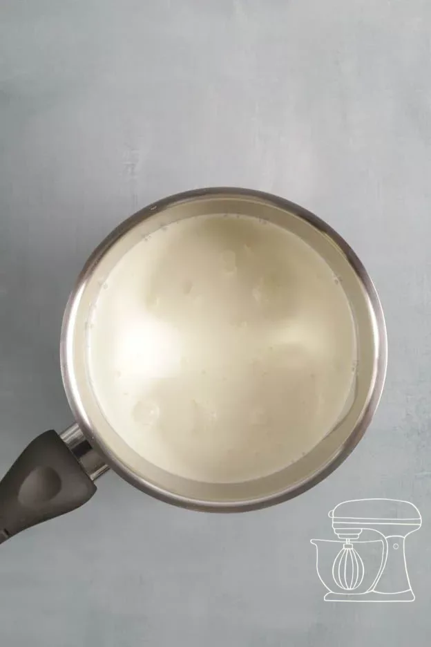 Crème entière dans la casserole