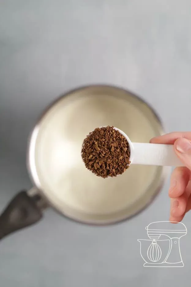 Mesurer le café avec la cuillère