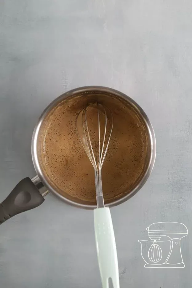 Retirer le mélange crème-café du feu