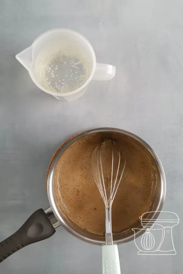 Gélatine ramollie à côté de la casserole