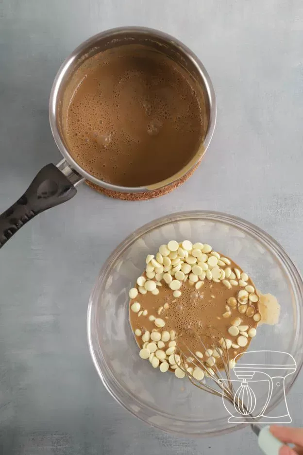 Verser la crème au café sur le chocolat