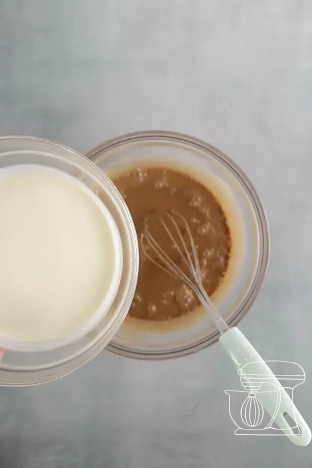 Ajouter la crème entière à la ganache
