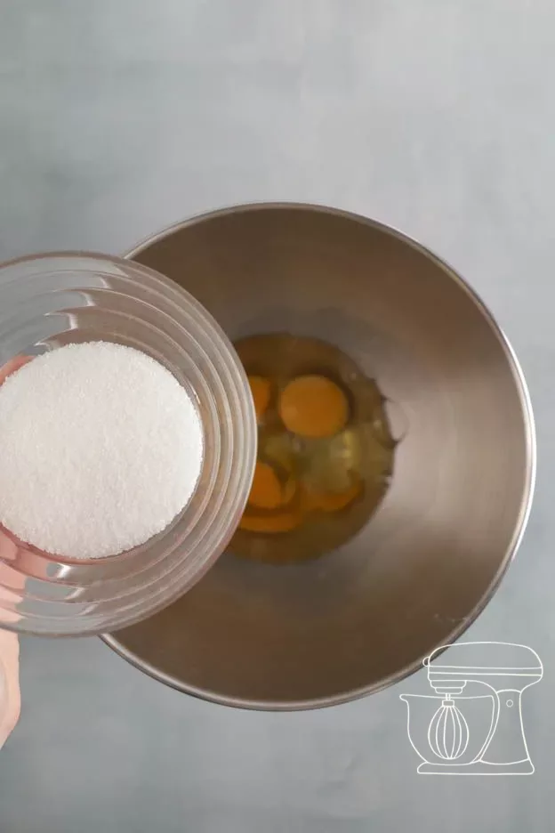 Ajouter le sucre aux œufs