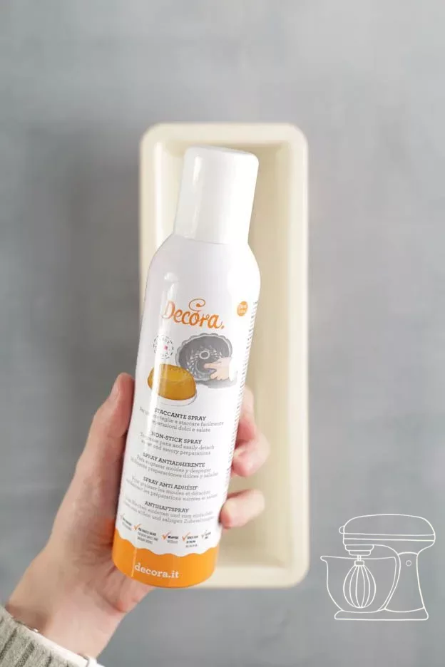 Vaporiser le moule avec du spray de démoulage