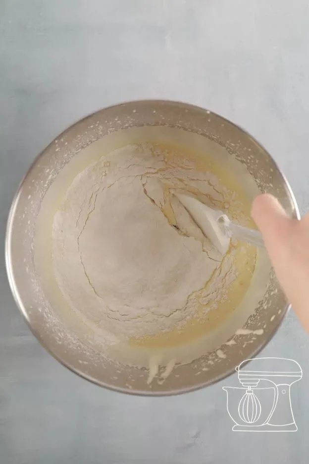 Incorporer la farine à la spatule à pâte