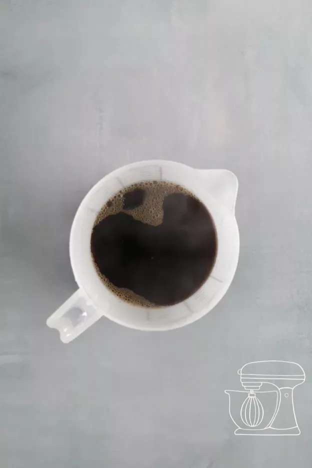 Sirop au café dans le gobelet doseur