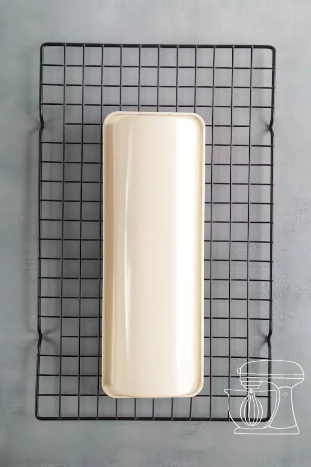Démouler la génoise sur la grille