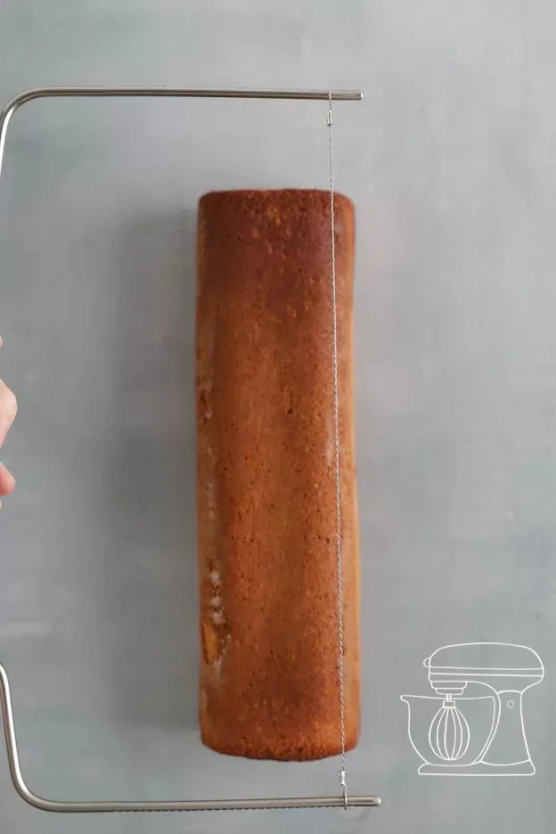 Couper la génoise avec la trancheuse à gâteau