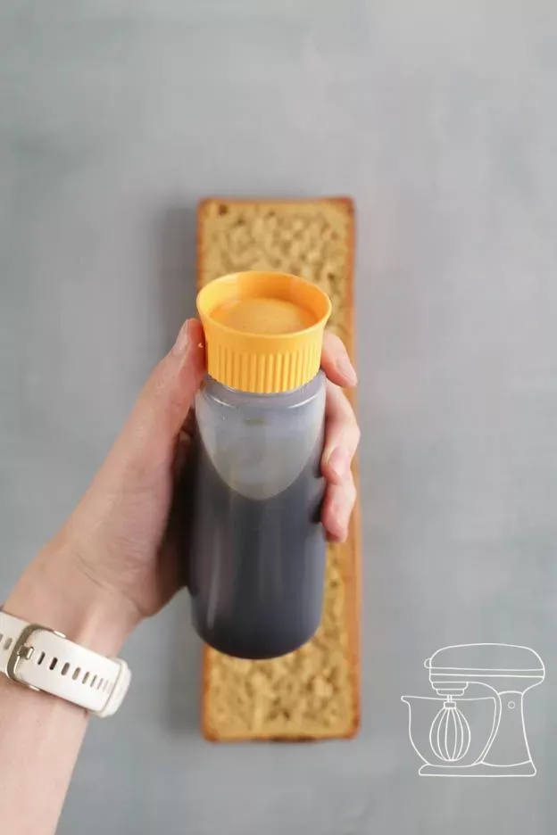Imbiber la génoise de sirop de café
