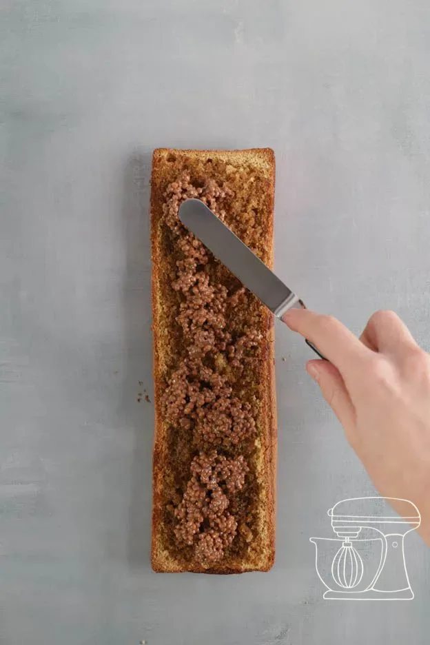 Étaler le croquant avec la spatule coudée