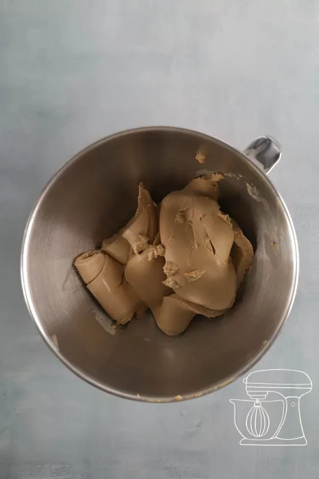Ganache refroidie dans le bol mélangeur