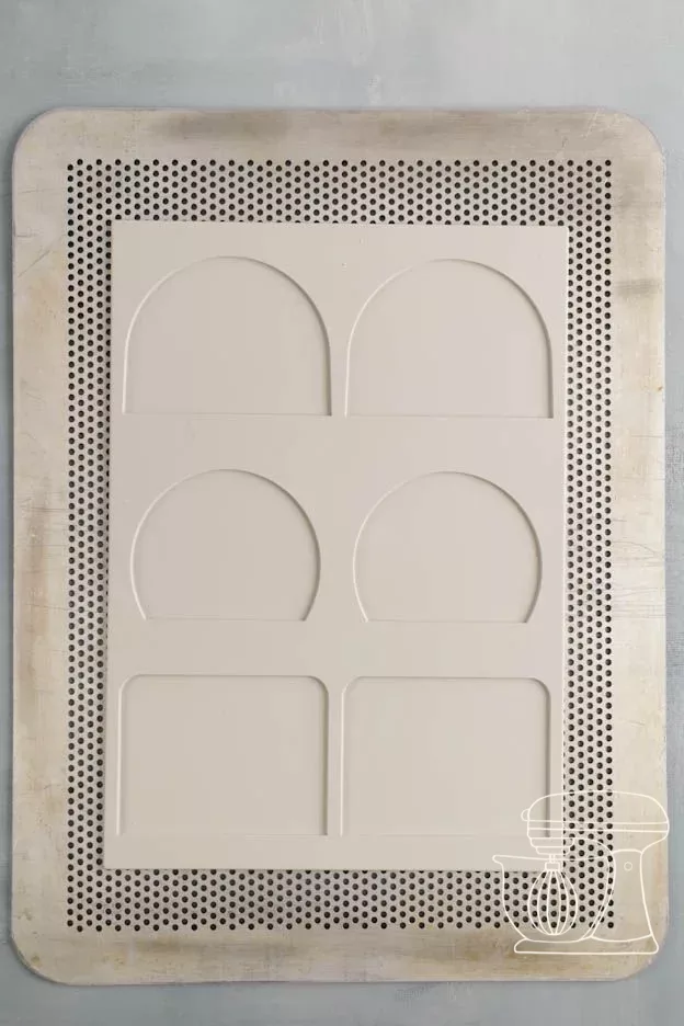 Tapis en silicone sur la plaque perforée