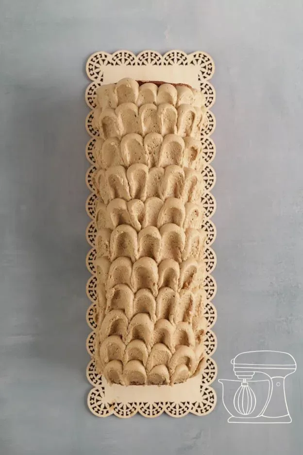 Bûche entièrement recouverte de gouttes de ganache