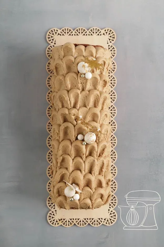 Perles et topper sur la bûche
