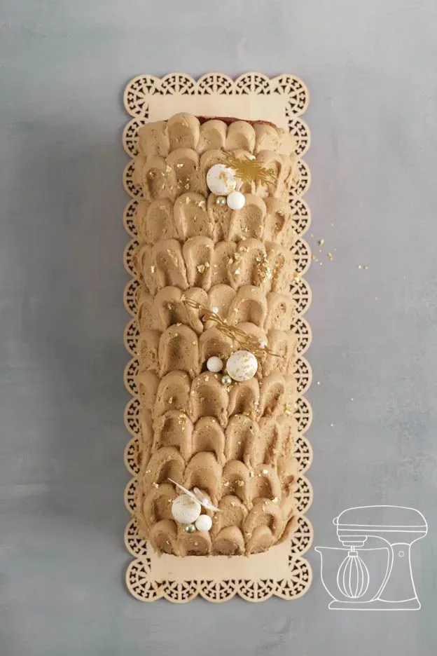 Bûche avec feuilles d'or