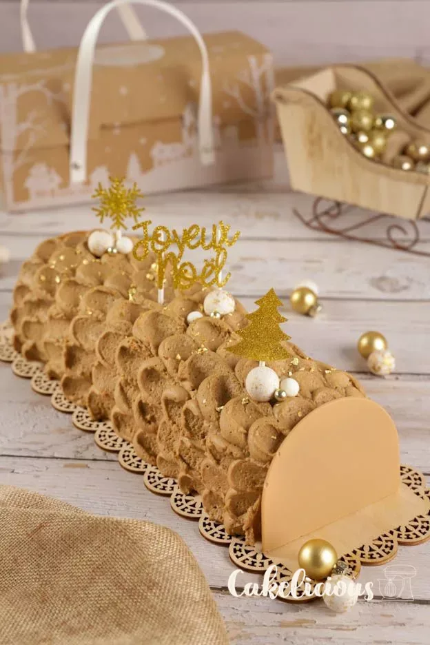 Bûche au moka entière avec perles en chocolat et toppers dorés