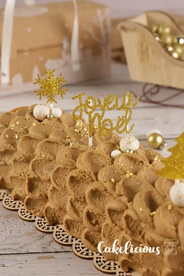 Gros plan des gouttes de ganache avec perles et topper