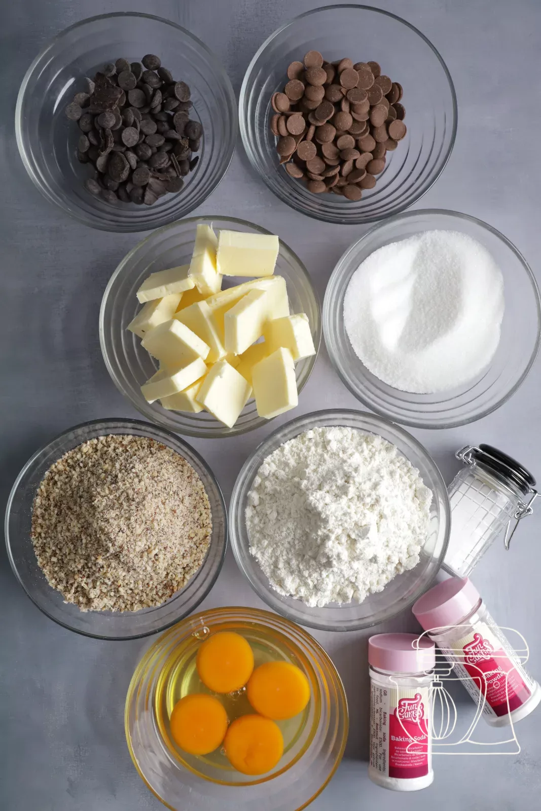 Cioccolato nero e cioccolato al latte in una ciotola