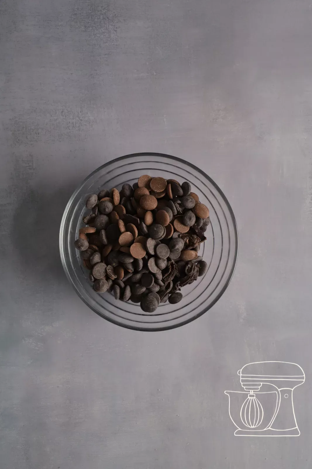 Il cioccolato viene mescolato con il raschietto per impasto