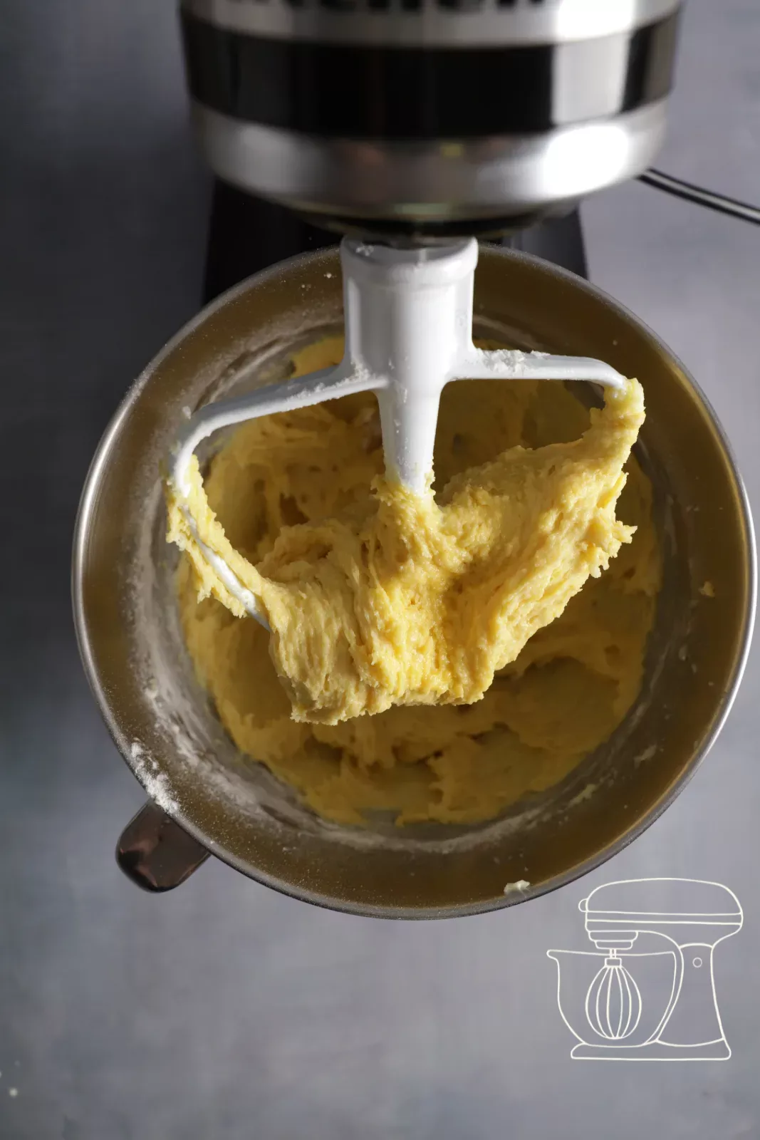 L'impasto della torta viene mescolato con la frusta piatta