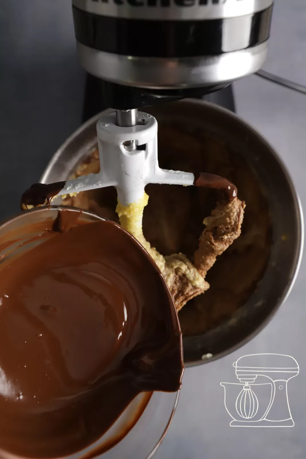 Il cioccolato fuso viene versato nell'impasto