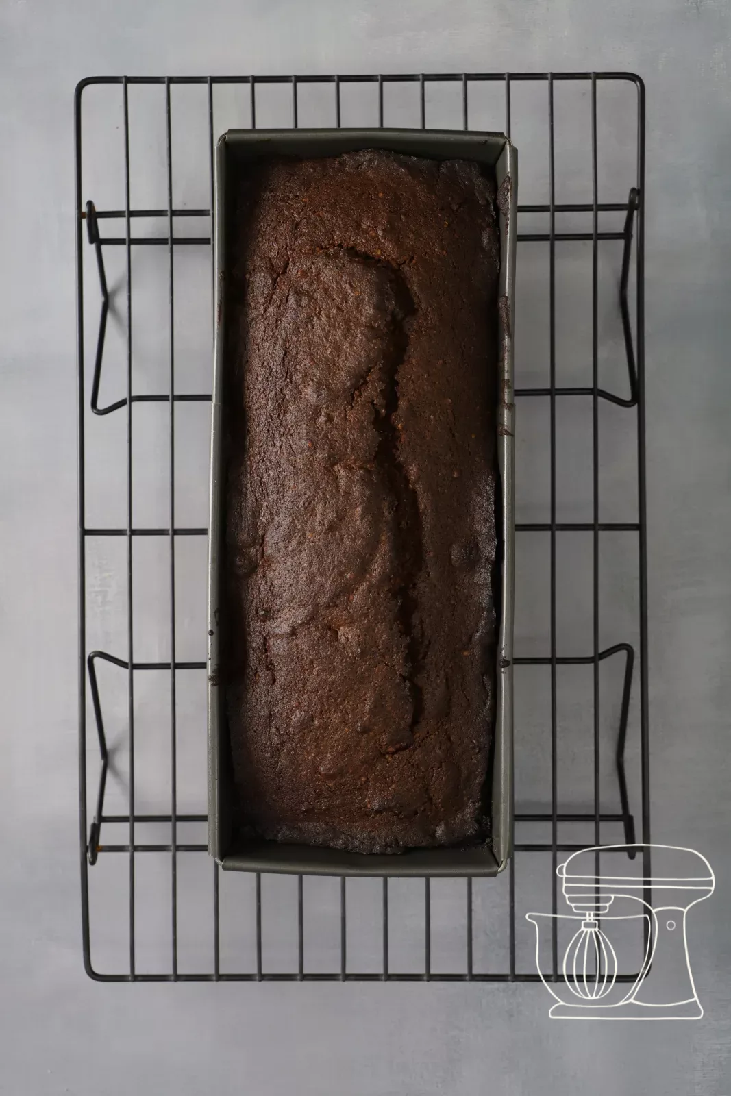 Il cake cotto si raffredda su una griglia da pasticceria