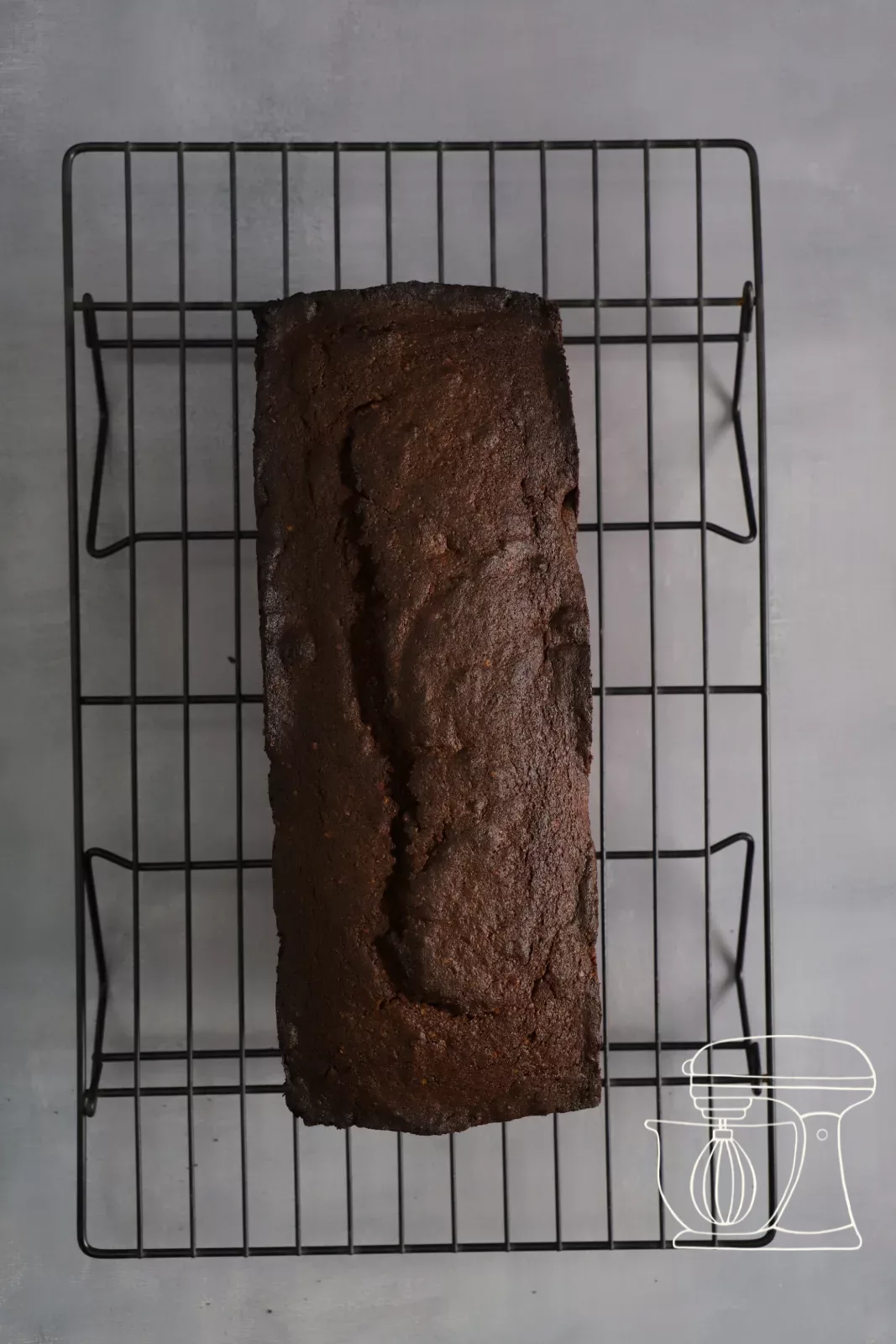 Cake al cioccolato e nocciola raffreddato sul tagliere
