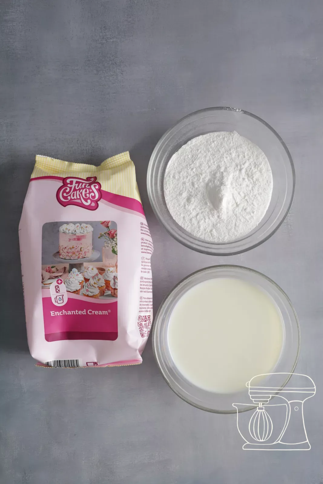 Polvere Enchanted Cream e latte nella Ciotola da cucina