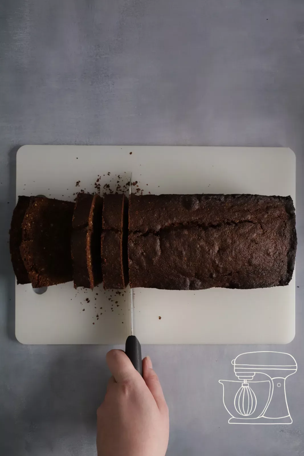 Il cake viene tagliato a fette spesse 2,5 cm