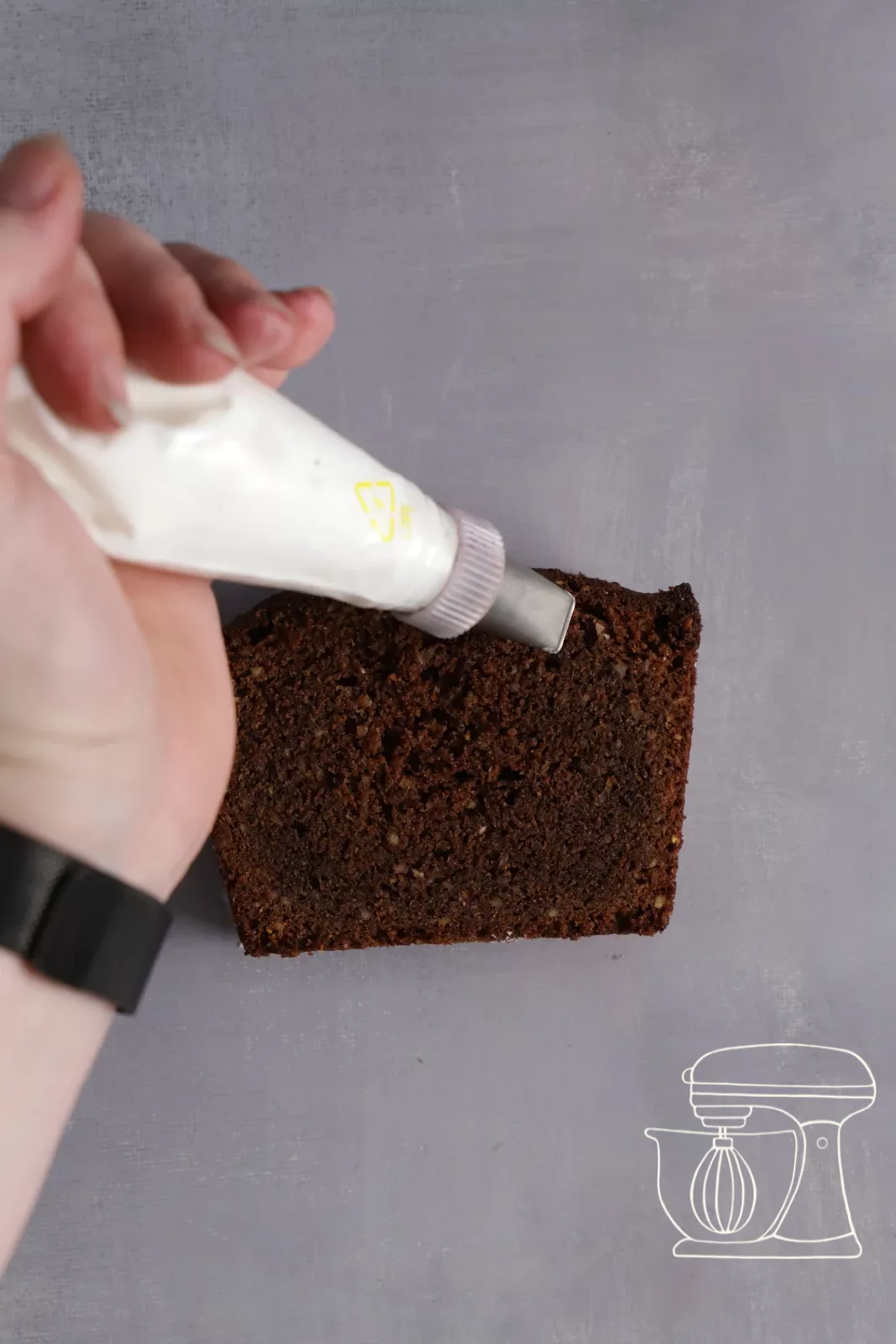 La crema bianca viene spruzzata con la bocchetta a nastro come bende da mummia