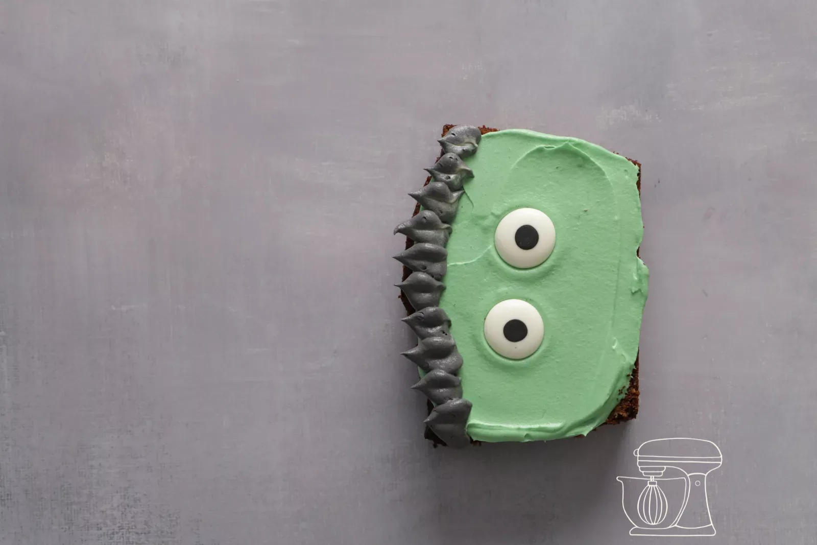 La crema verde viene distribuita con la Spatola angolata sulla fetta di cake