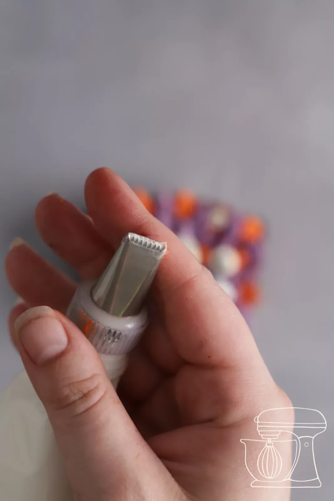 Denti spaventosi vengono spruzzati con crema bianca