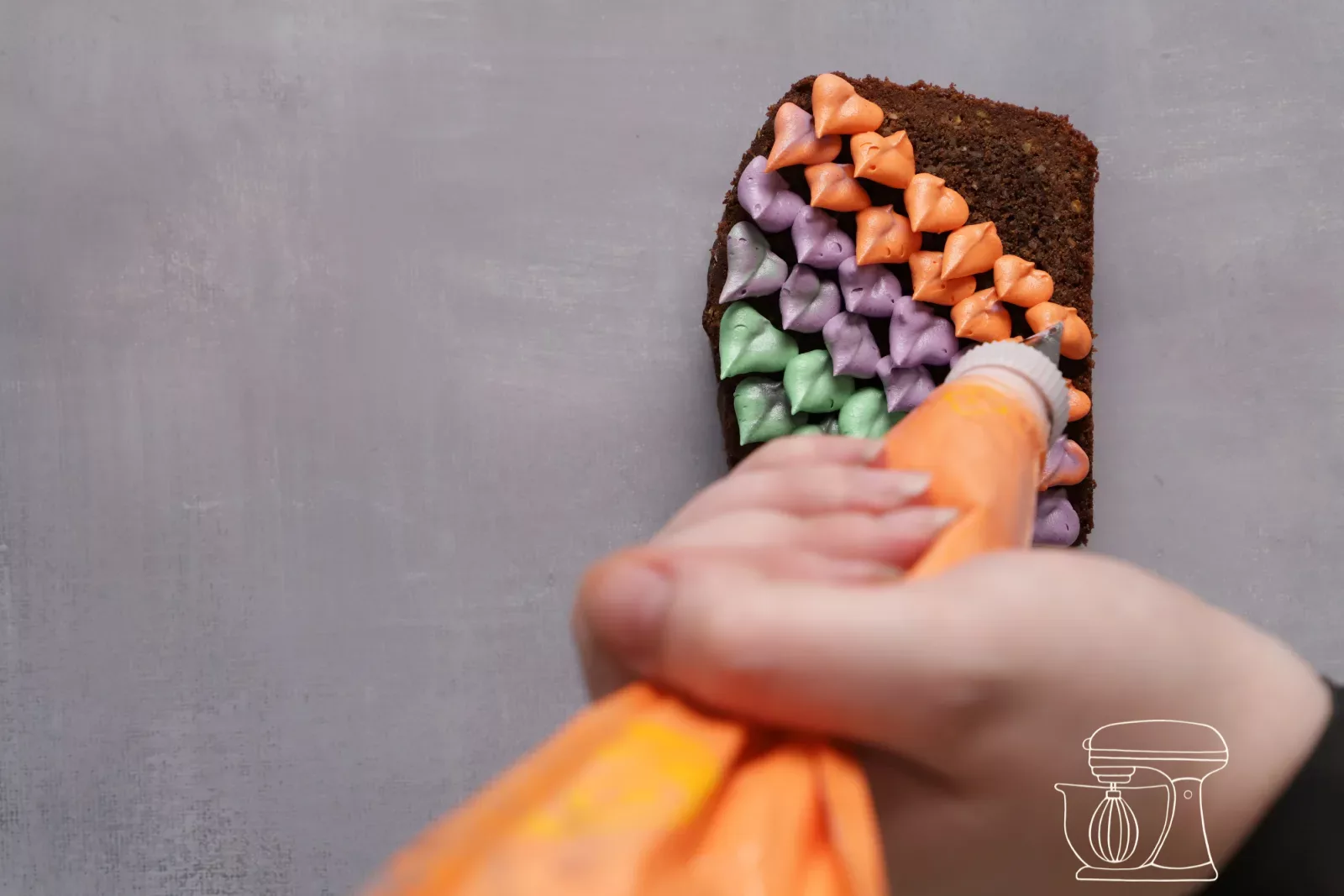 Sfumatura di verde, viola e arancione sulla fetta di cake