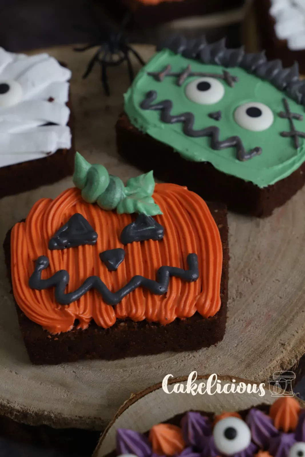 Torta di Halloween a fette, decorata come mummia, Frankenstein, zucca e mostro