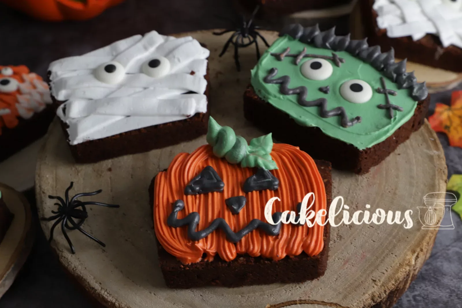 Torta di Halloween a fette, decorata come mummia, Frankenstein, zucca e mostro