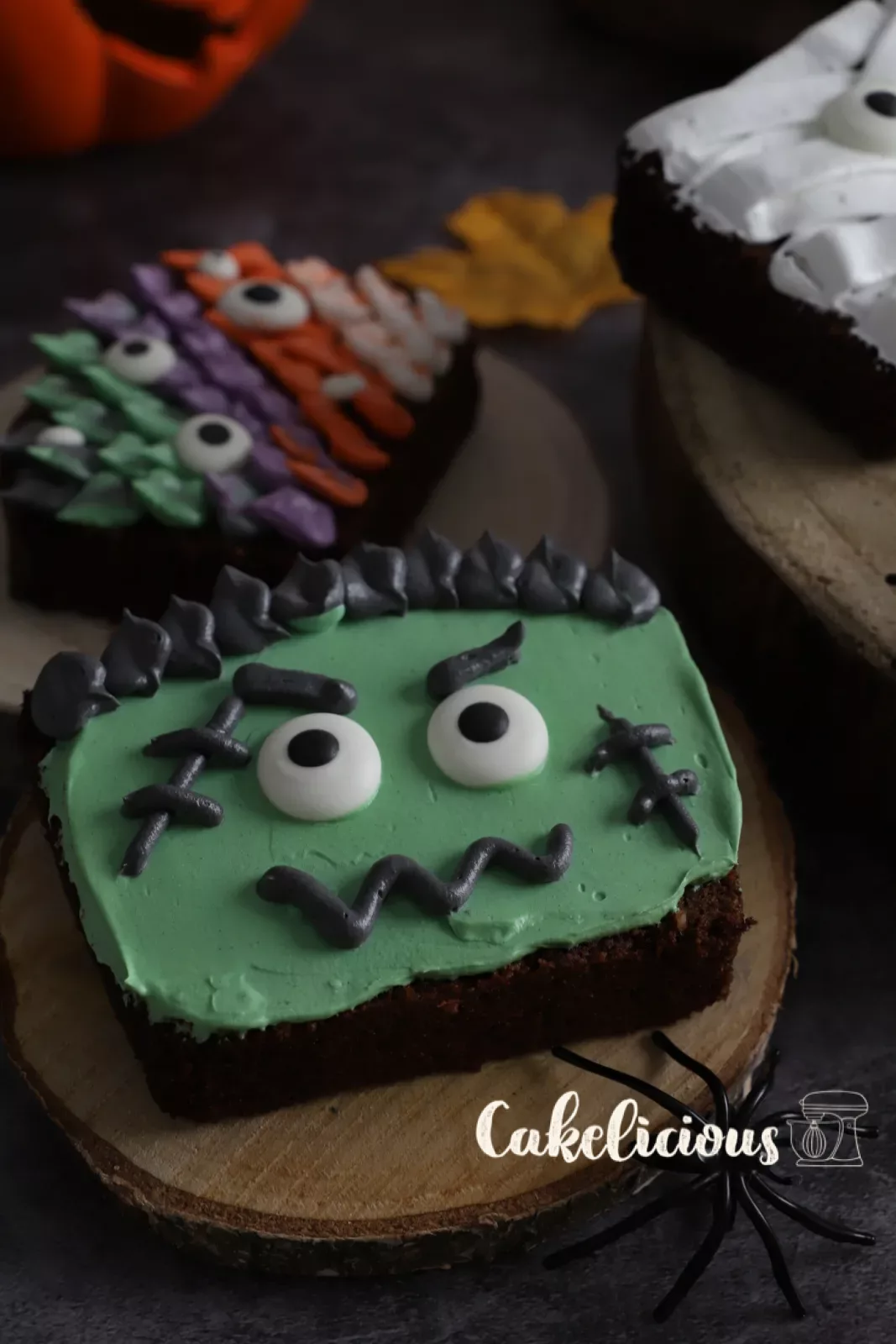 Torta di Halloween a fette, decorata come mummia, Frankenstein, zucca e mostro