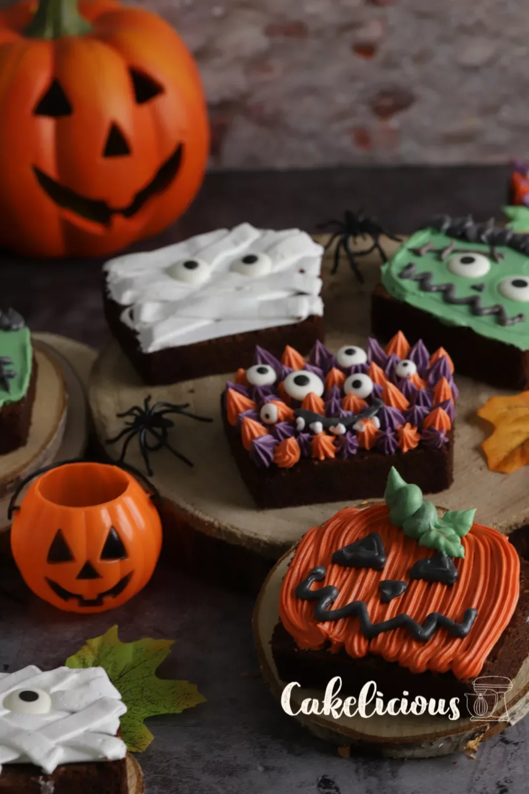 Torta di Halloween a fette, decorata come mummia, Frankenstein, zucca e mostro