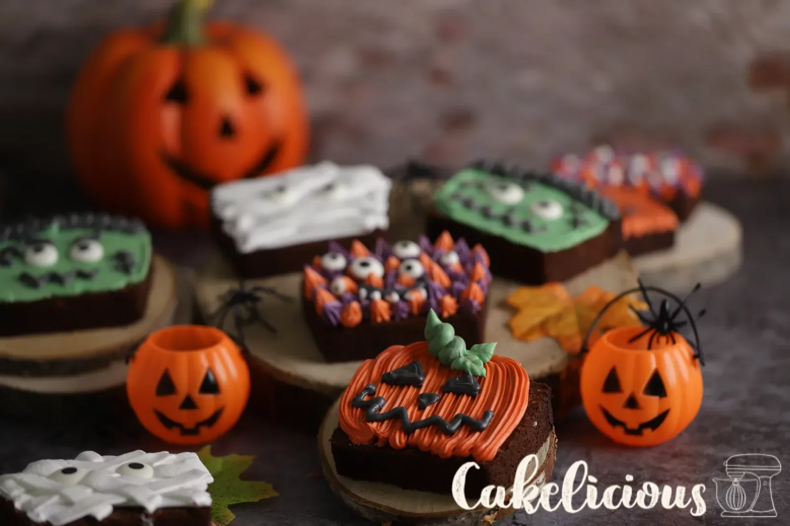 Torta di Halloween a fette, decorata come mummia, Frankenstein, zucca e mostro