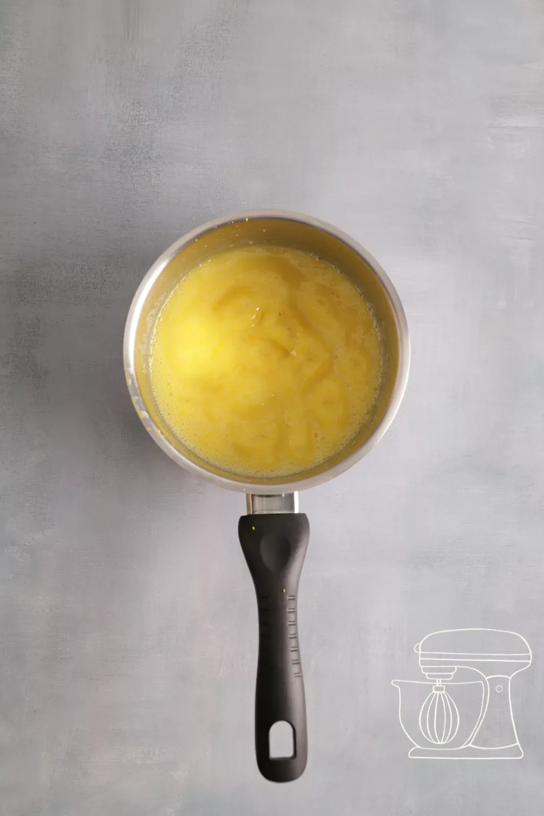 Crema all'arancia calda nel pentolino