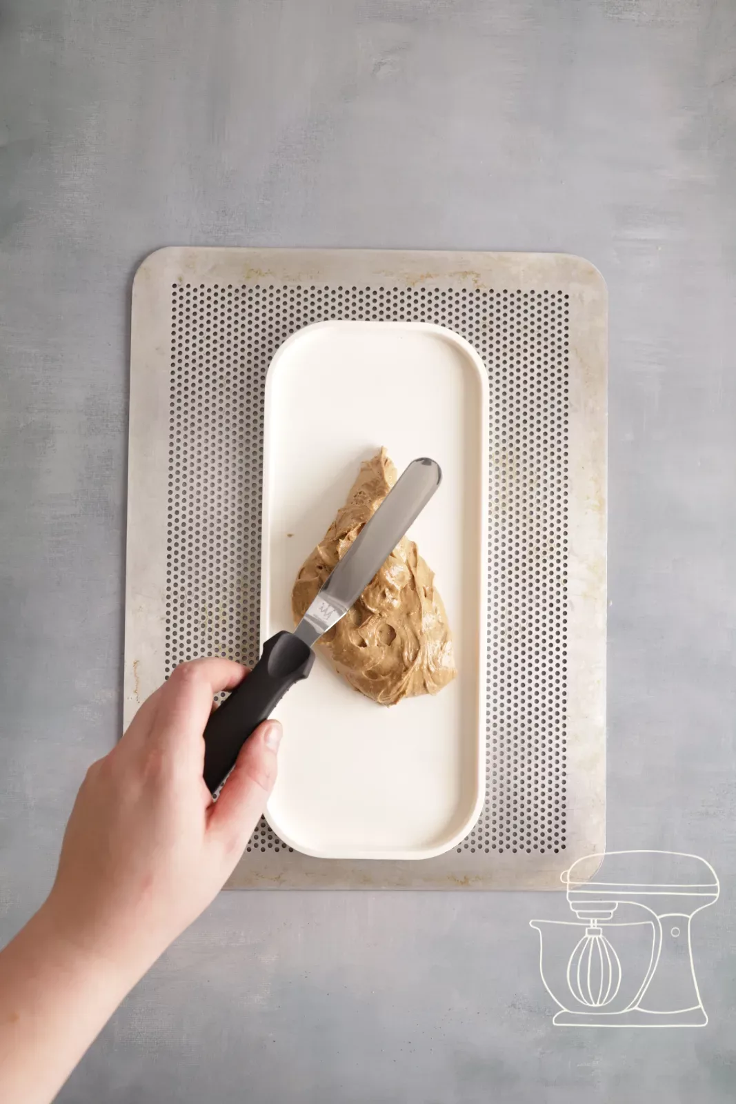 Livellare l'impasto con la spatola angolata