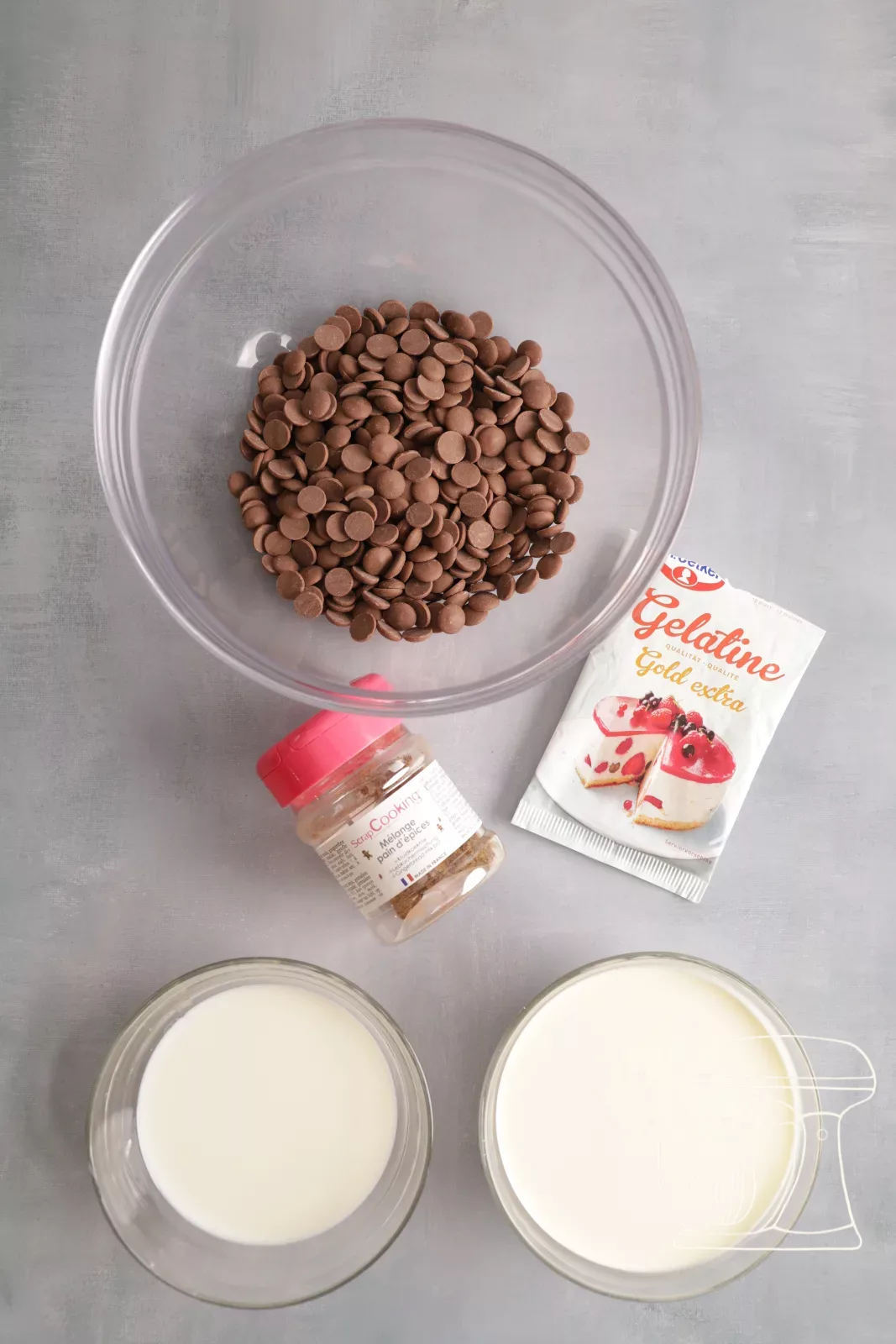 Ingredienti per la mousse al cioccolato al latte