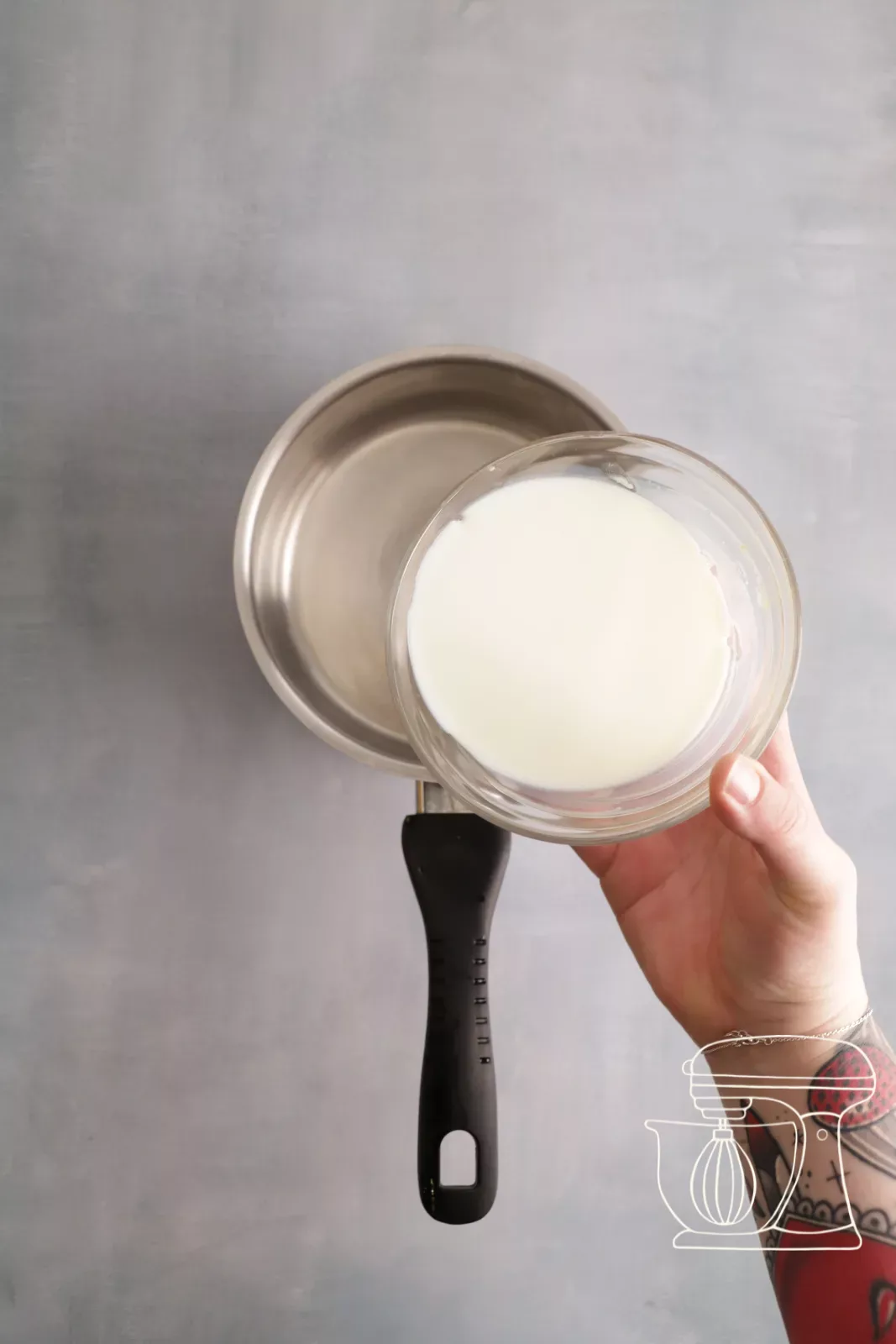 Versare il latte nella casseruola