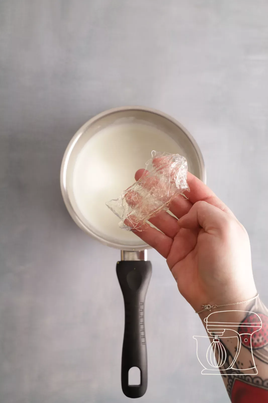Aggiungere la gelatina al latte caldo