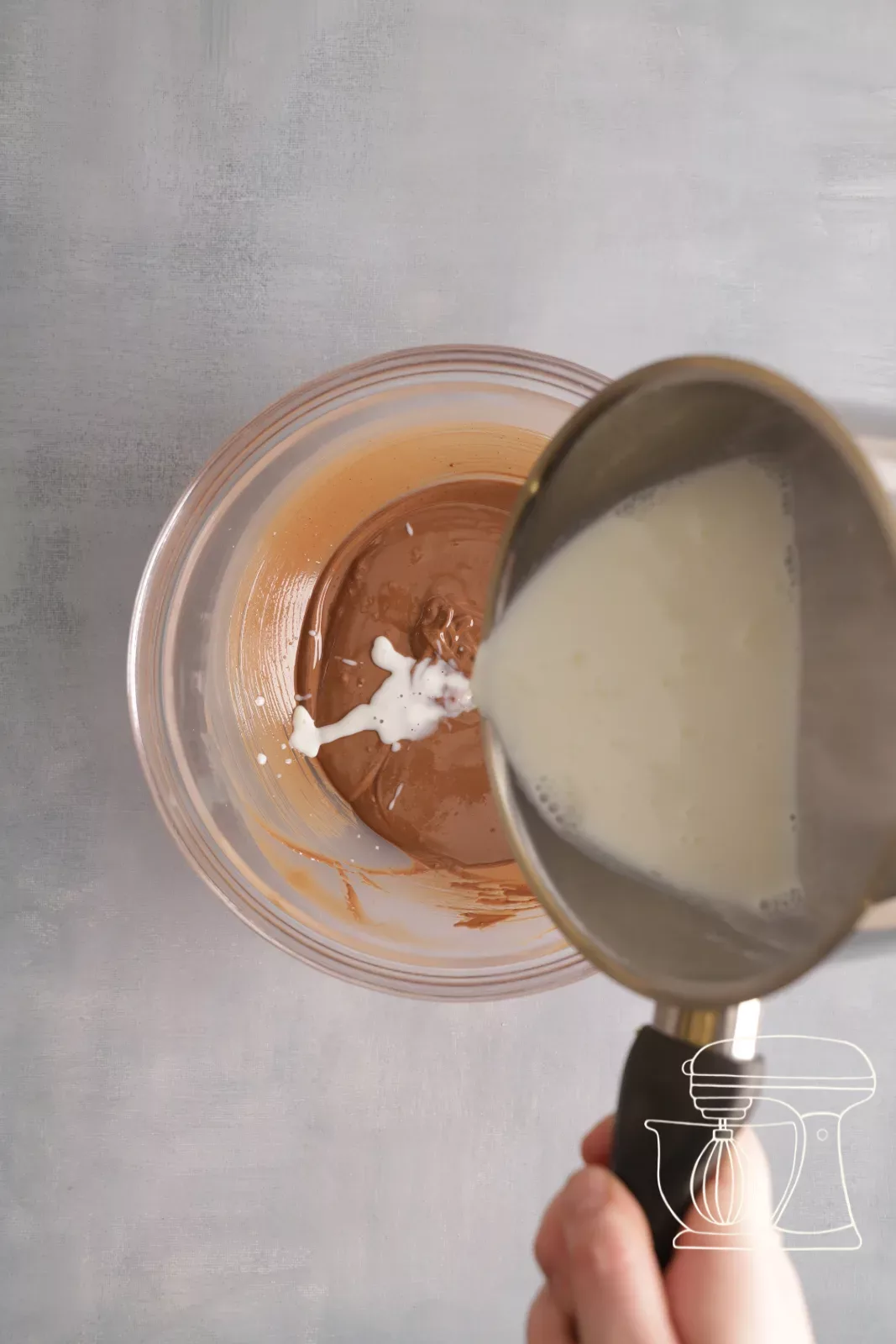 Versare il latte sul cioccolato