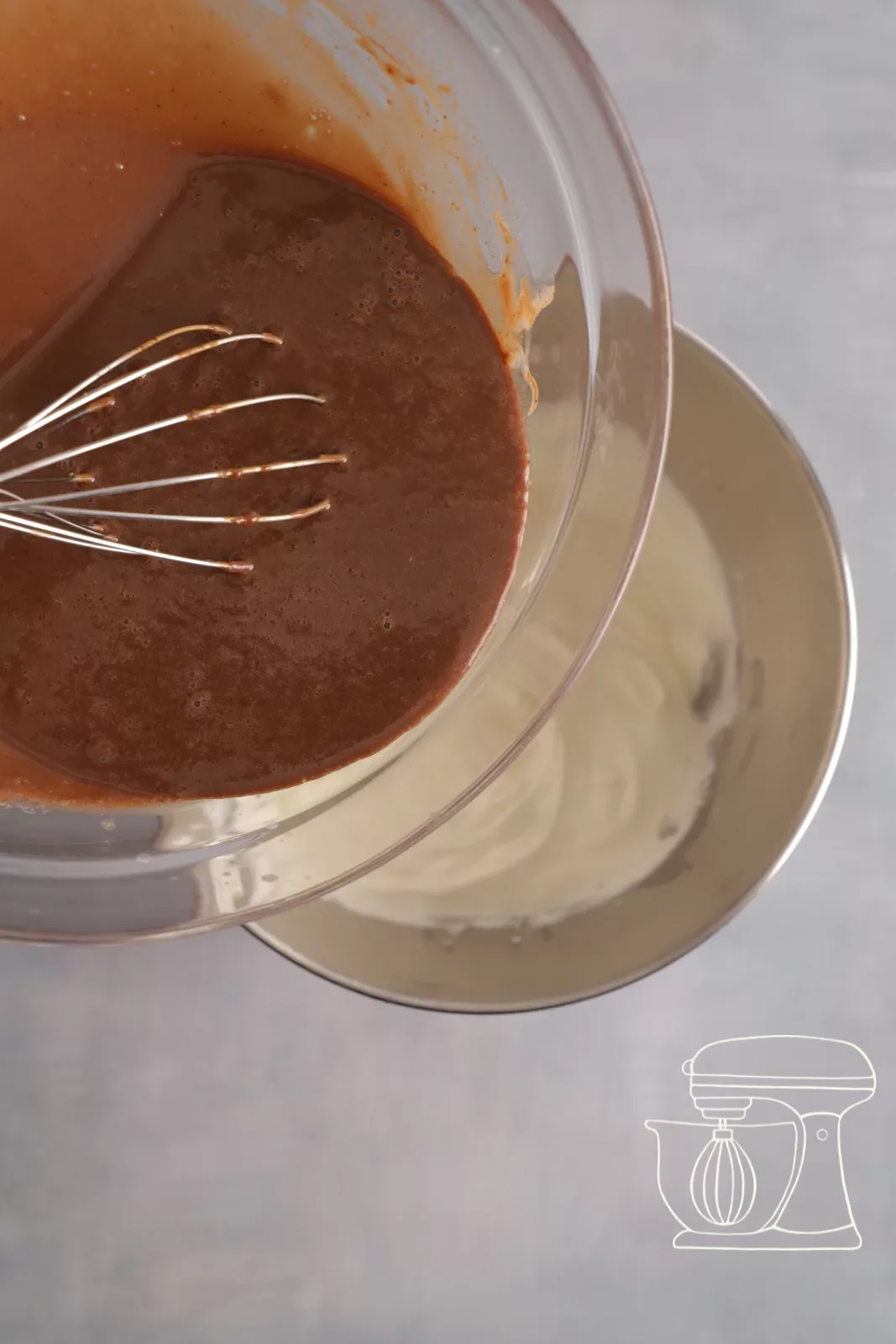 Versare la ganache sulla panna
