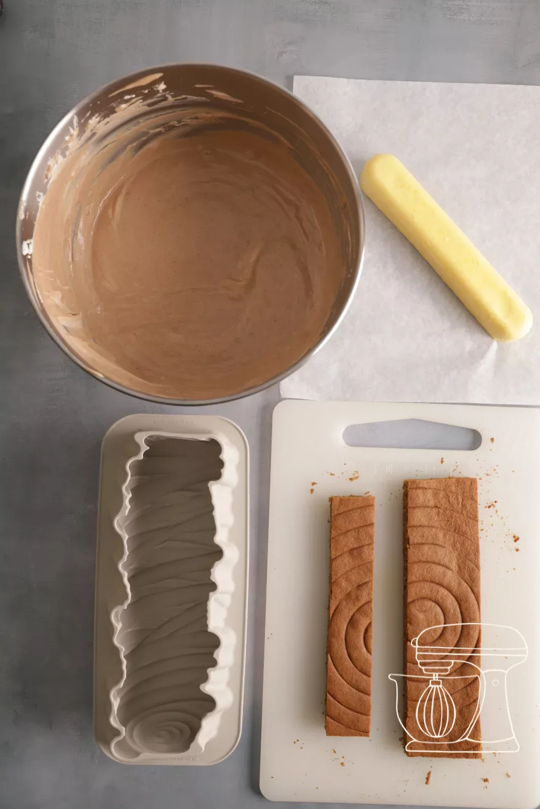 Stampo, mousse, inserto e strisce di pan di Spagna pronti