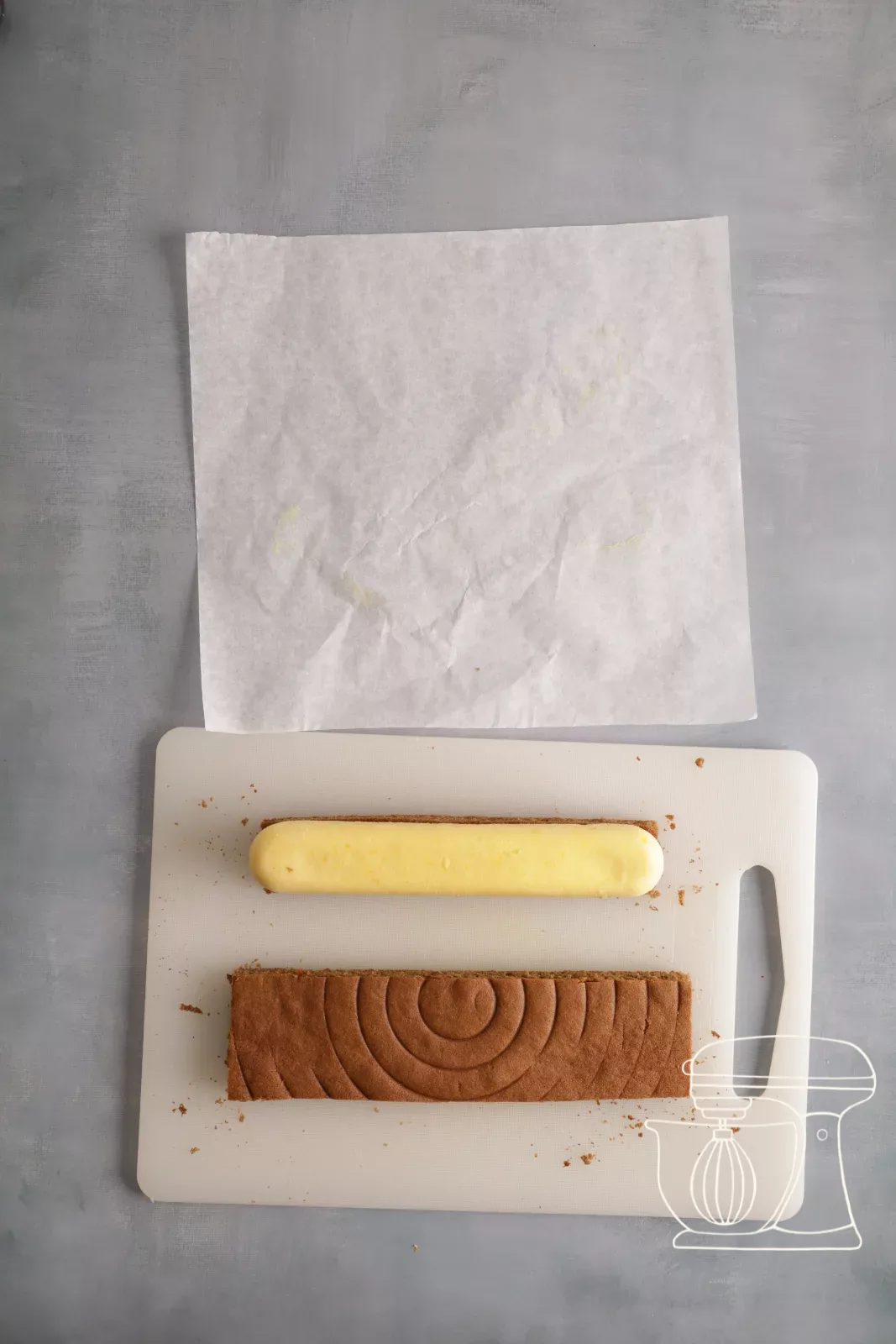 Inserto posato sul pan di Spagna piccolo