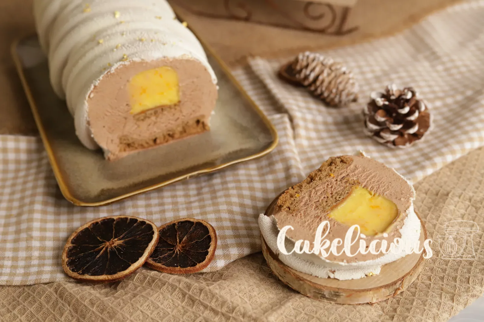 Fetta della bûche con crema all'arancia giallo brillante
